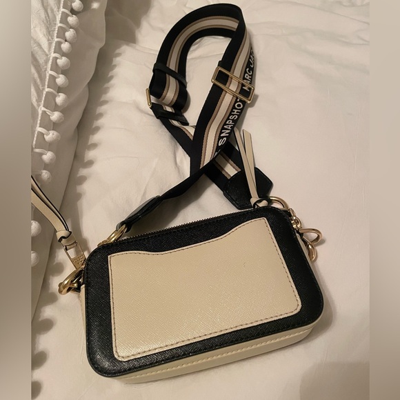 Marc Jacob’s Snapshot bag. Paid $325 and bag is in great condition! - Picture 2 of 6